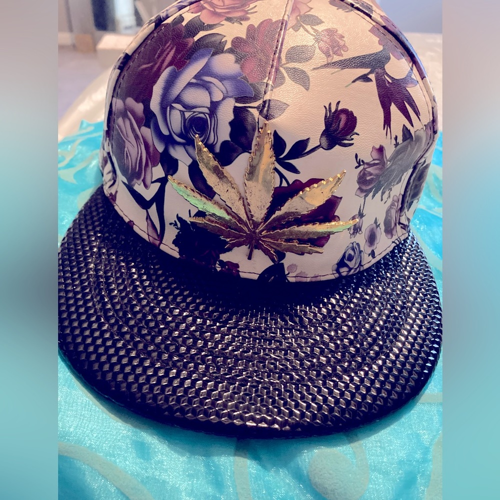 Star Box snap back cap floral Polyurethane nwot